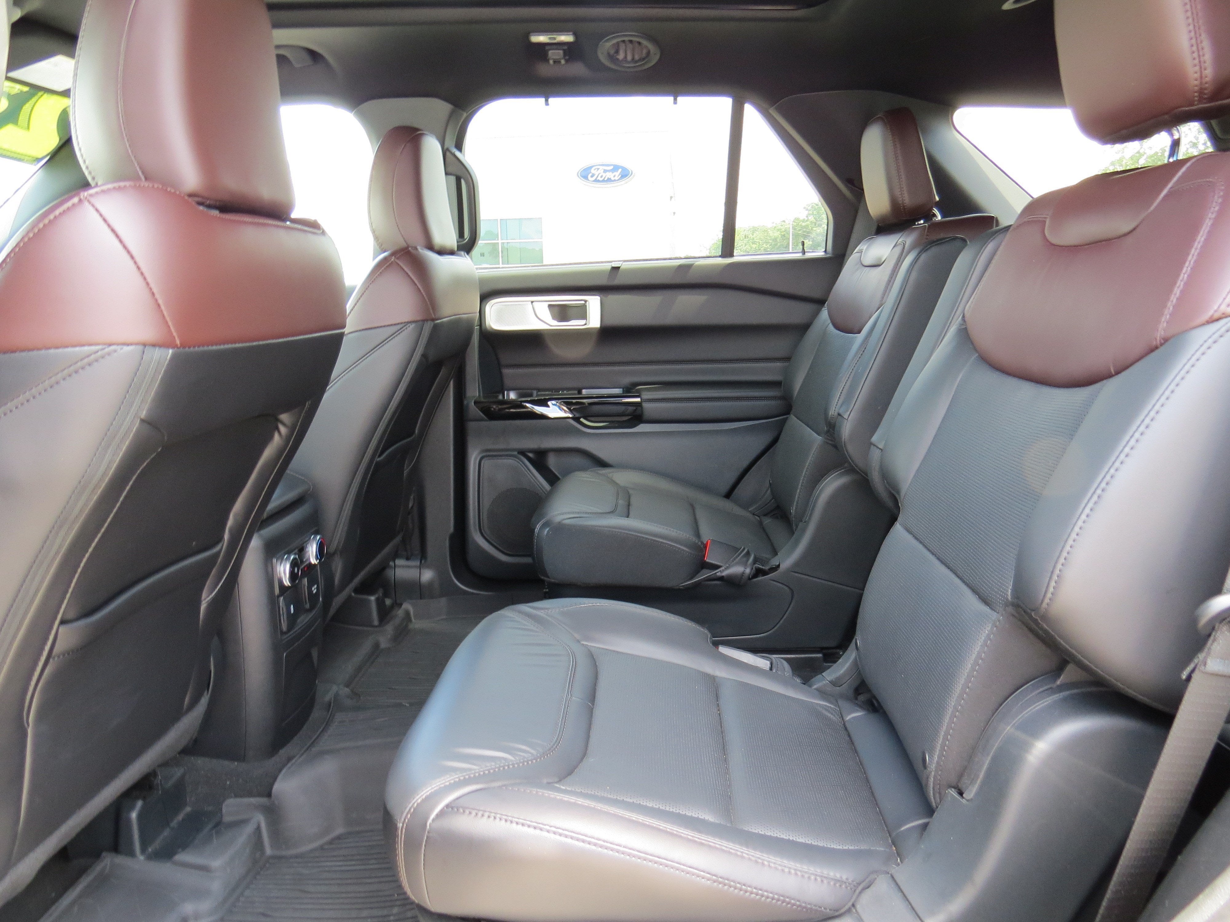 2023 Ford Explorer Platinum 4WD w/ Tech Pkg. Nav, Sunroof & 3rd Row