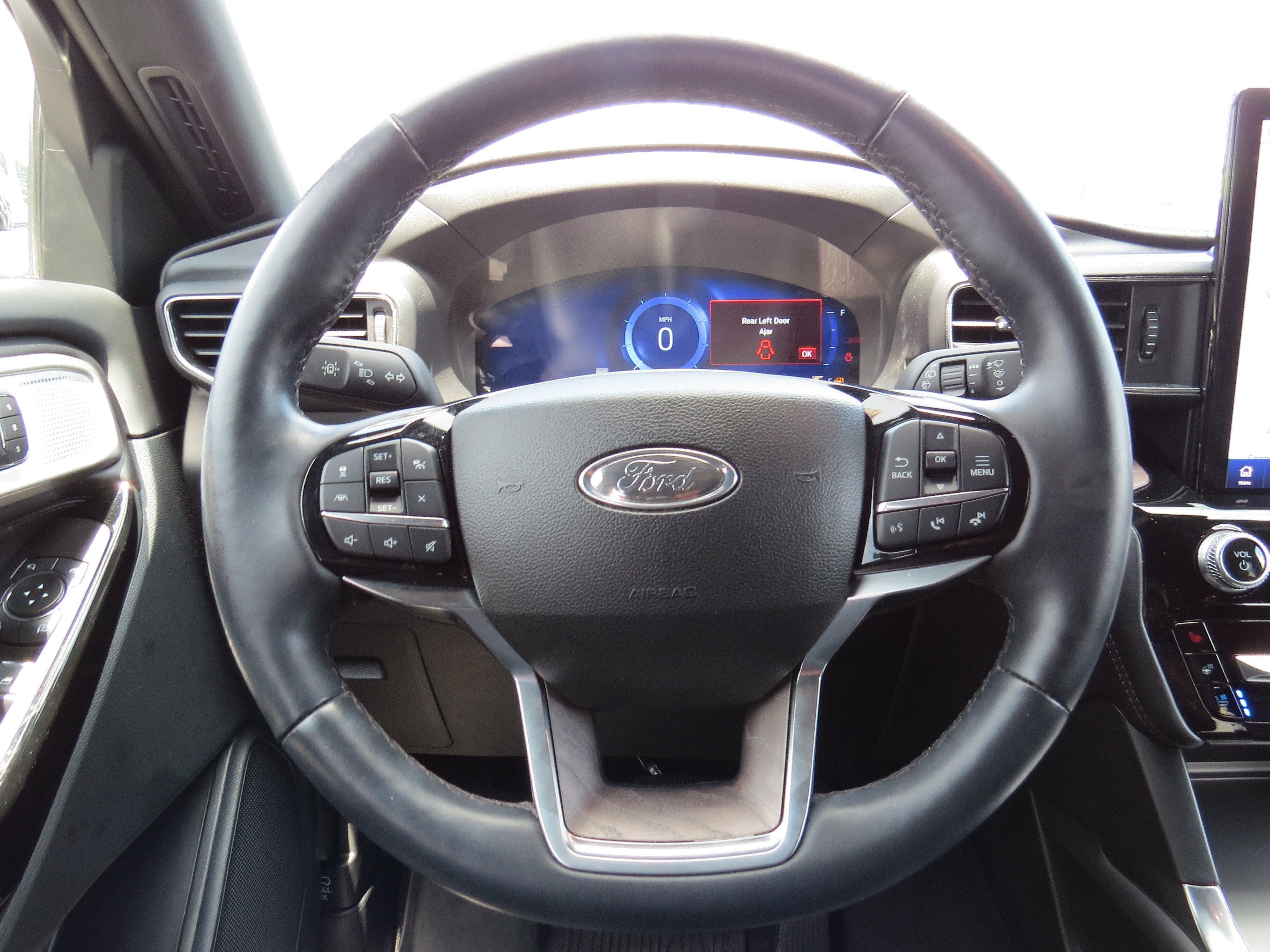 2023 Ford Explorer Platinum 4WD w/ Tech Pkg. Nav, Sunroof & 3rd Row