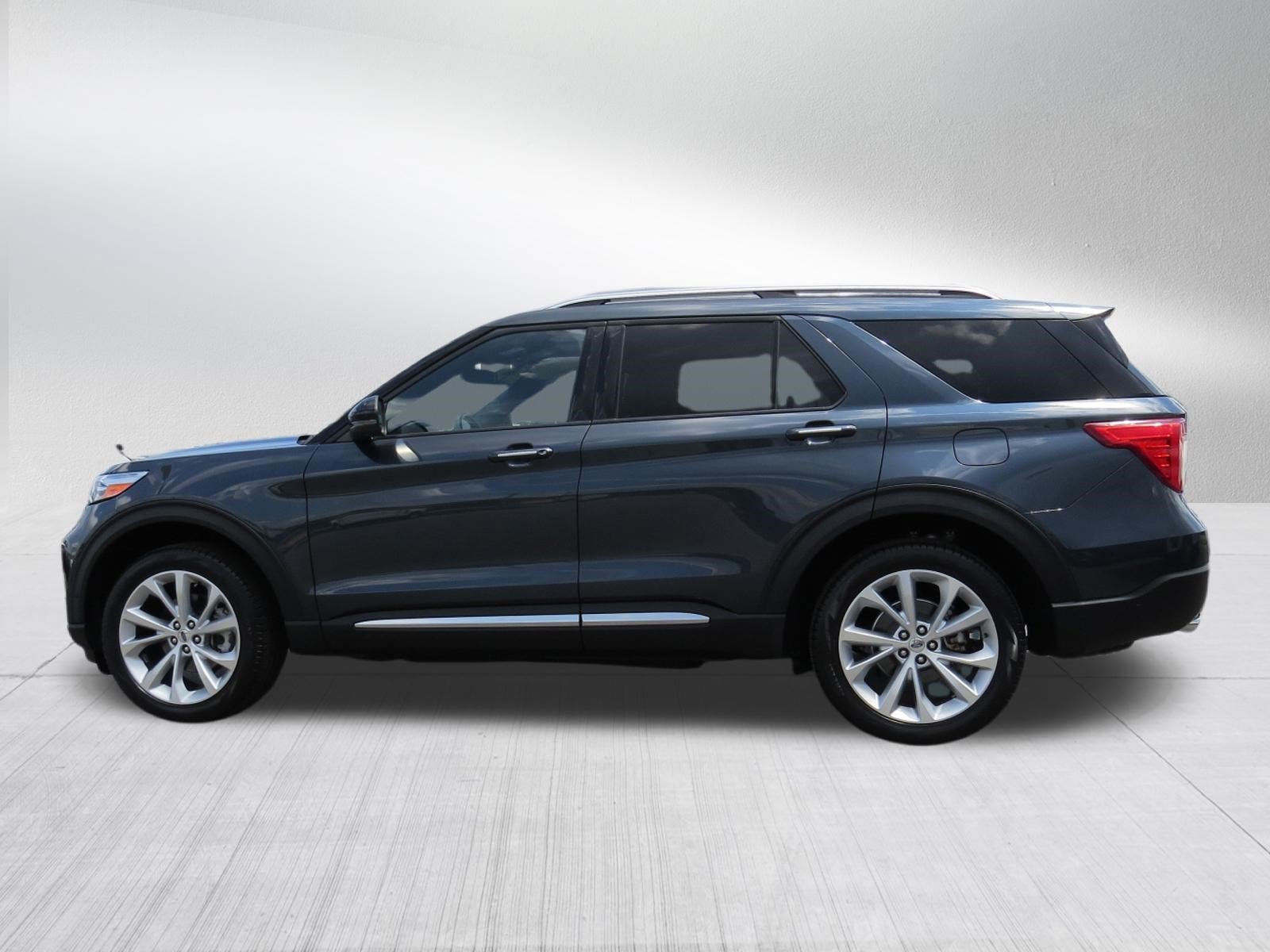 2023 Ford Explorer Platinum 4WD w/ Tech Pkg. Nav, Sunroof & 3rd Row